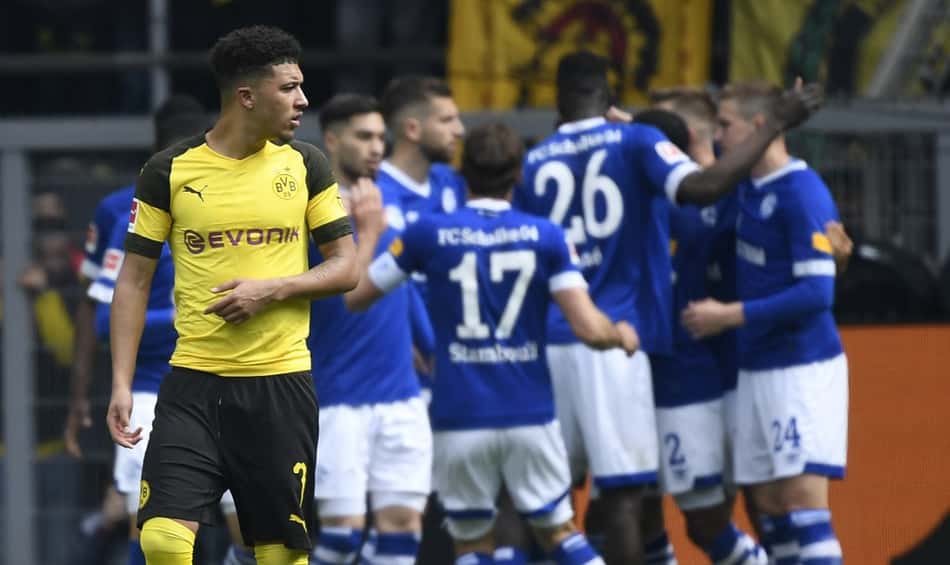 VÍDEO: Schalke 04 vence Revierderby e complica o Dortmund