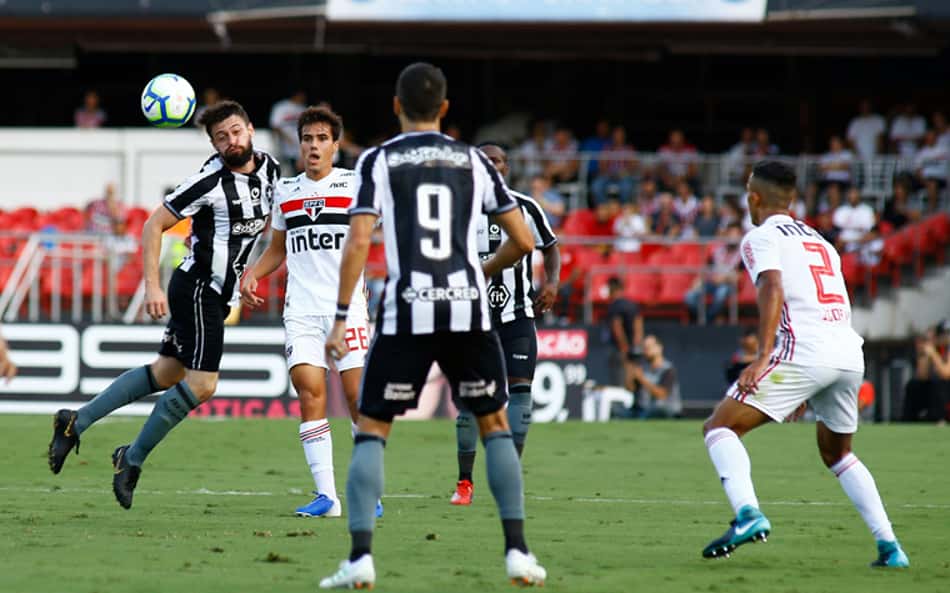 ATUAÇÕES: Gustavo se salva em tarde pouco efetiva do Botafogo