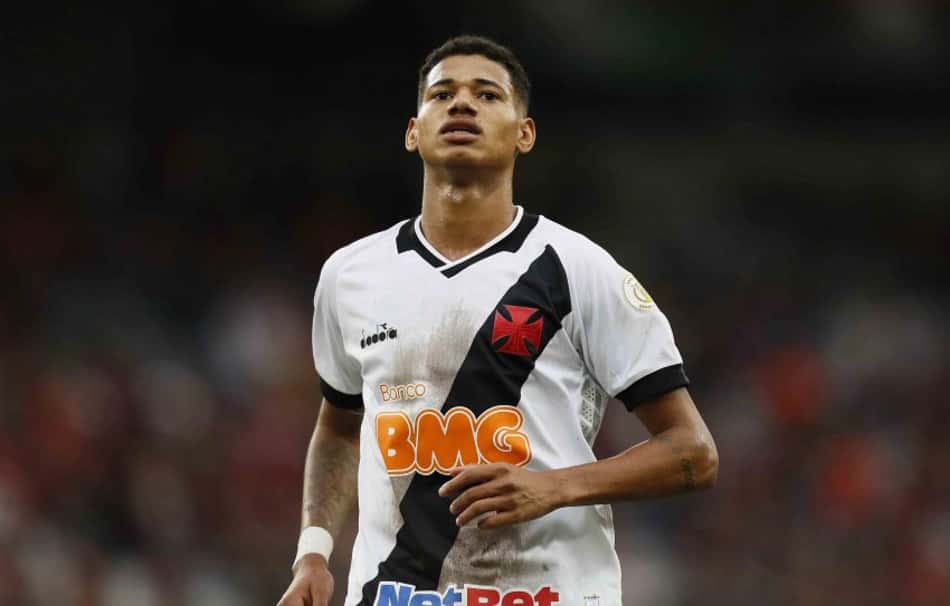 O Vasco teve uma tarde para esquecer em Curitiba. Não bastasse a derrota para o Athletico, o Cruz-Maltino mostrou fragilidade coletiva e foi amplamente dominado pelo rival. Mesmo com o placar de 4 a 1, neste domingo, os jovens Alexander e Marrony conseguiram se salvar. Confira as notas do LANCE! para a partida (Por Ricardo Tavares - reportervasco@lancenet.com.br)