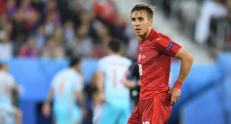 Um acidente de trânsito matou o atacante Josef Sural, do Alannyaspor, nesta madrugada na Turquia. Uma van com atletas da equipe voltava para a cidade Alanya após uma partida contra o Kayserispor quando ocorreu o acidente. De acordo com o portal 'Daily Sabah', seis atletas ficaram feridos, dentre eles os brasileiros Welinton, ex-Flamengo, e Wanderson Baiano, ex-Vila Nova.<br>