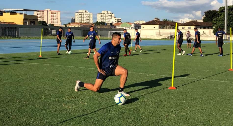 Treino do Botafogo tem volta de Diego Souza e ação com torcedores