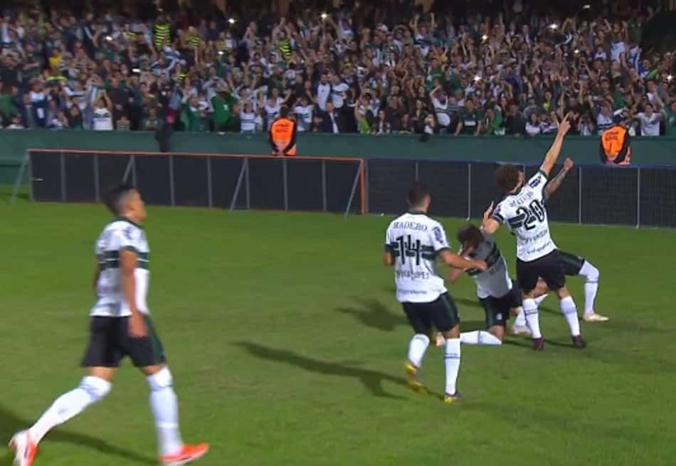 Pra ti, Flecha! Em noite emocionante, Coritiba começa a Série B batendo a Ponte Preta