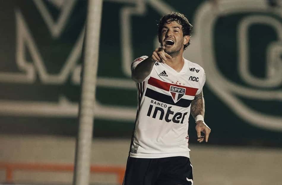 Com gols de Pato e Toró, São Paulo vence o Goiás e assume a liderança