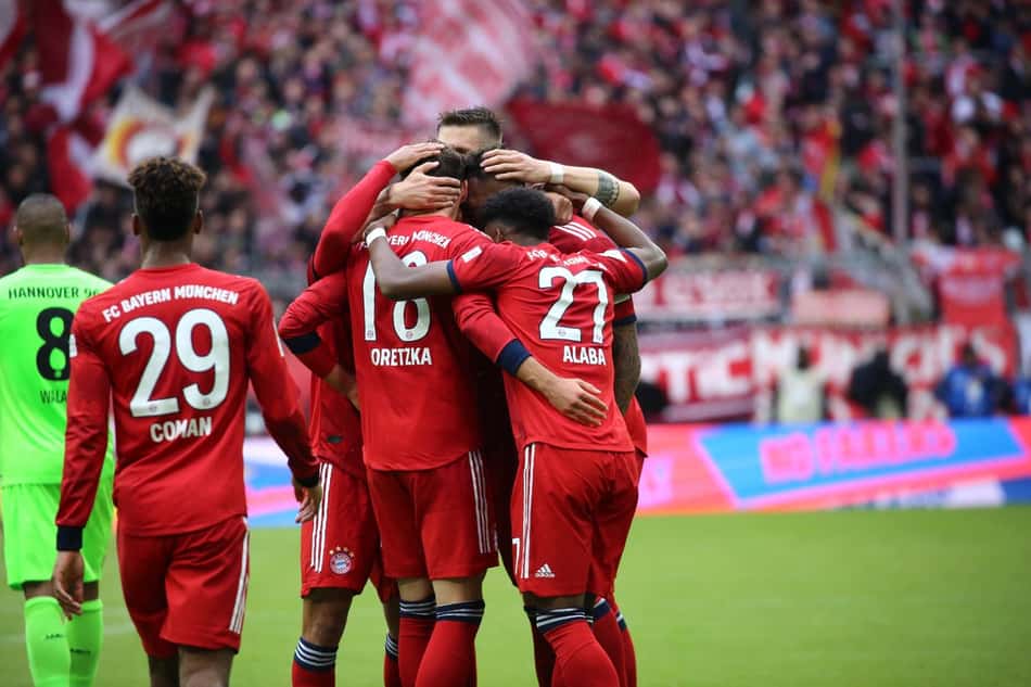 Bayern faz dever de casa, vence Hannover e põe pressão no Dortmund
