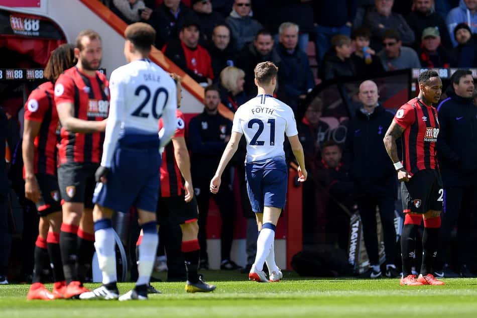 Zagueiro argentino entra para história da Premier League por conta de expulsão; Entenda