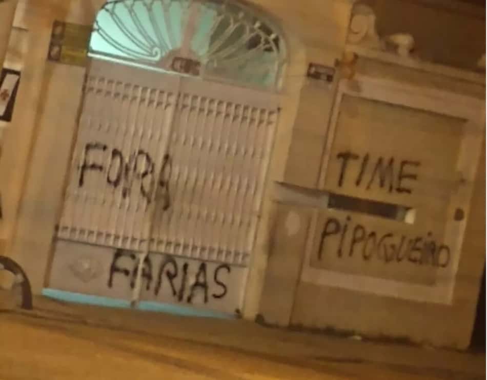 São Januário aparece com pichações após novo tropeço do Vasco