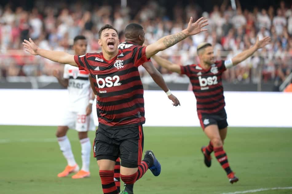 O Flamengo enfrentou o São Paulo com reservas e conseguiu sair com um ponto do Morumbi após empate em 1 a 1, neste domingo, pelo Brasileirão. O Rubro-Negro saiu na frente com gol de Berrío, que recebeu assistência de Hugo Moura. Inclusive, os dois foram os destaques do Fla na partida. Diego, Ronaldo e Thuler também foram bem avaliados. Confira as notas do LANCE! (por Victor Mendes)