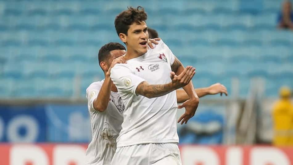 Grêmio abre três gols de vantagem, mas Flu vira e vence jogo histórico