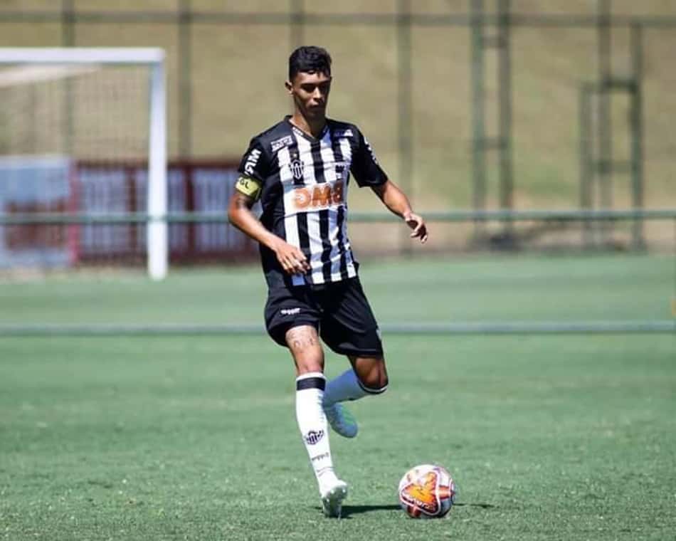 Dupla do Atlético Mineiro comemora boa fase do time no estadual sub 20