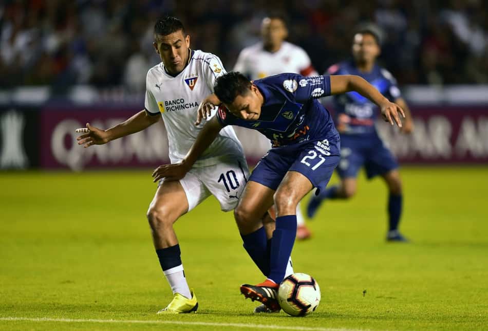 LDU perde muitos gols, mas bate San José e avança na Libertadores