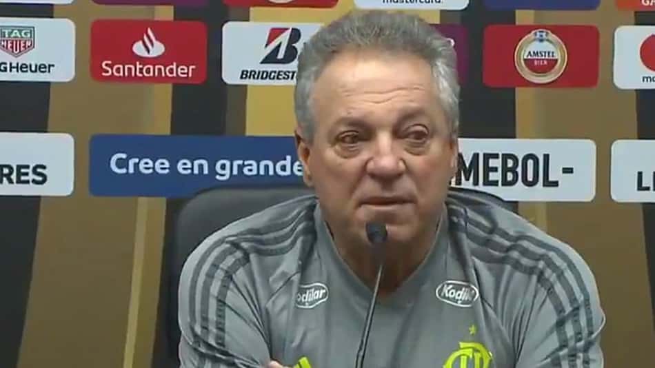 Classificado, Abel minimiza críticas e elogia grupo: 'Estou maravilhado'