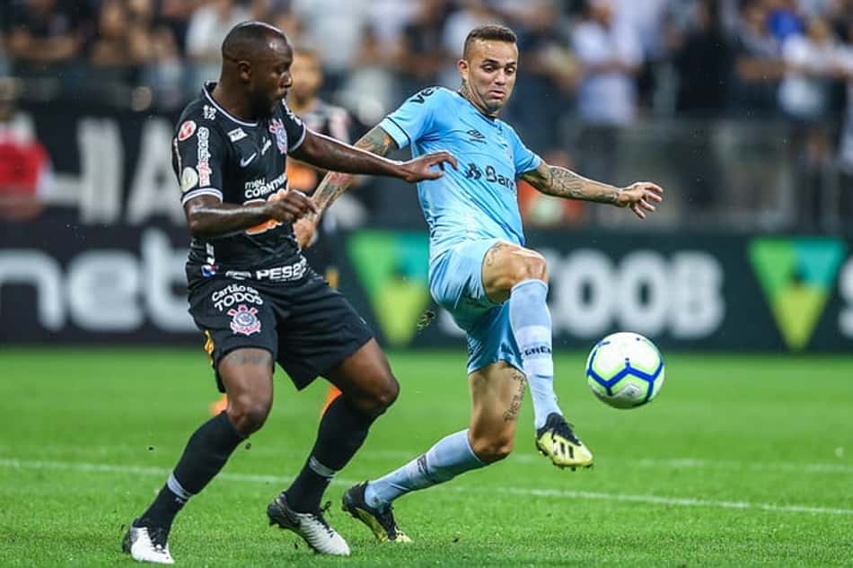 Colunista afirma que árbitro e VAR em Corinthians x Grêmio 'viram aquilo que lhes convinha'