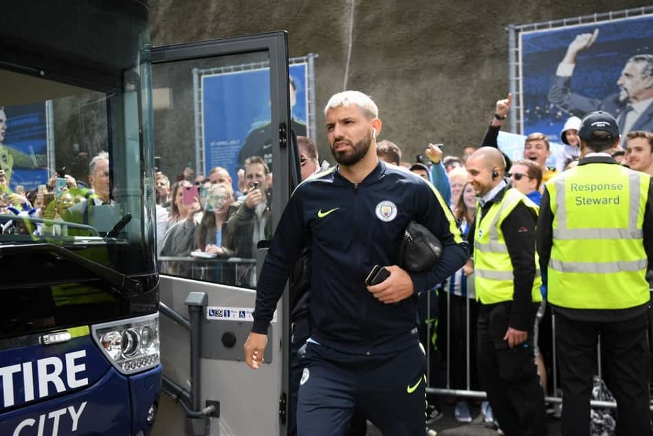 Aguero segura assistente pelo ombro e se livra de punição