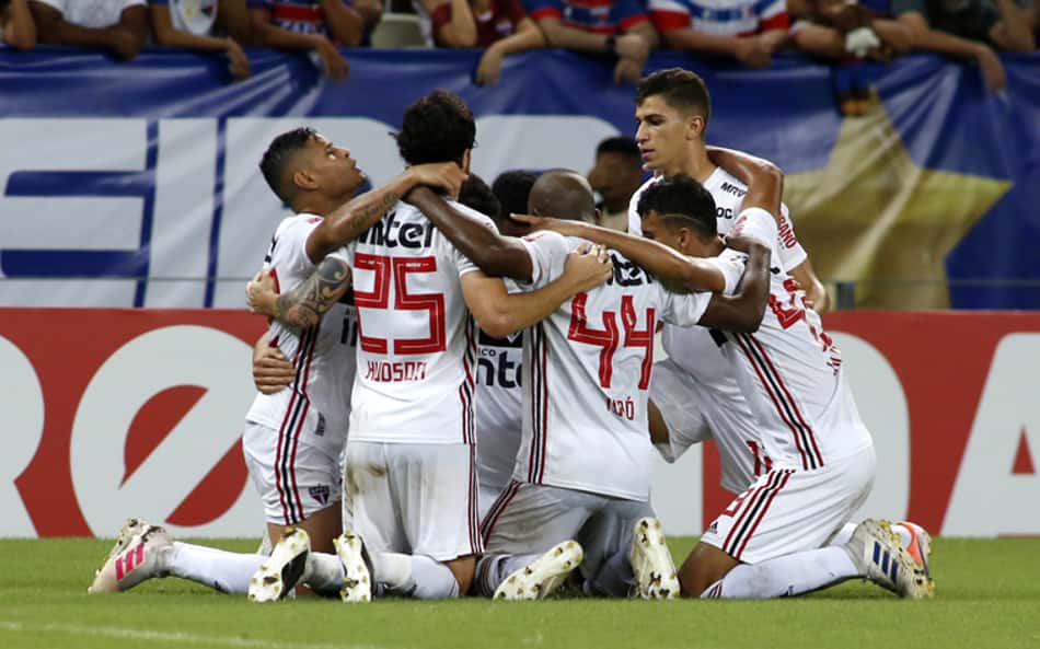 O São Paulo não foi brilhante, mas conseguiu uma vitória importante neste domingo no Castelão. Na partida marcada por homenagens a Rogério Ceni, o Tricolor melhorou no segundo tempo e conseguiu chegar ao gol com Hernanes, que entrou no intervalo. Veja, na sequência, as notas do LANCE! (Por Tiago Marchezini - reportersaopaulo@lancenet.com.br)