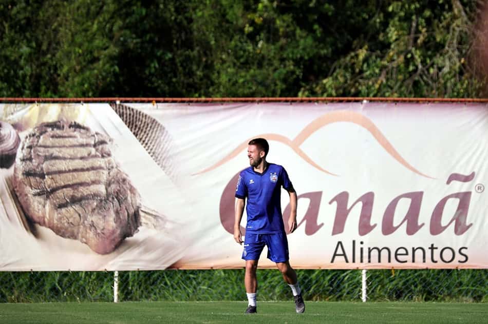 Sem Nino Paraíba, Ezequiel tem estreia confirmada por Roger Machado