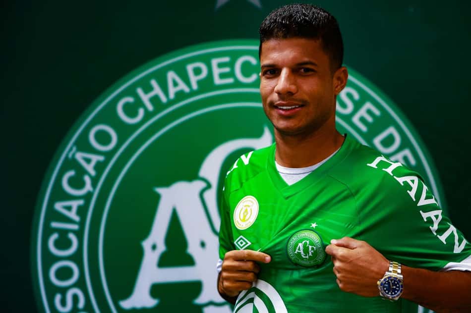 Chapecoense apresenta lateral-direito Caíque Sá