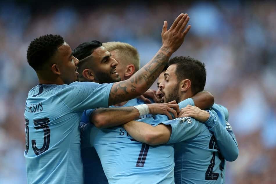 Gabriel Jesus comemora com companheiros 