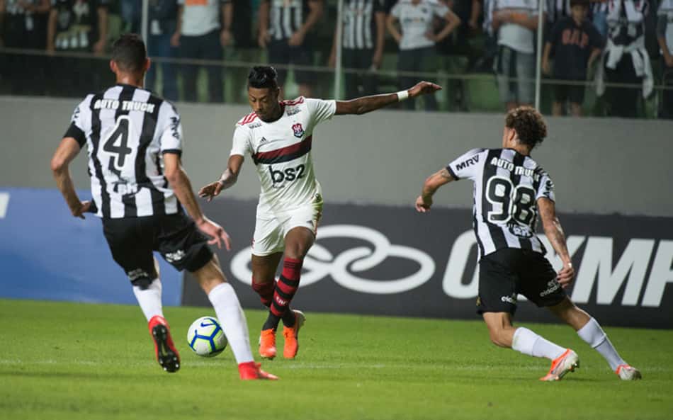 Mesmo com um jogador a mais desde fim do primeiro tempo, o Flamengo não conseguiu superar o Atlético-MG neste domingo. Apesar do resultado ruim, o atacante Burno Henrique deixou o seu gol e se destacou pelo Rubro-Negro, no Independência. Veja, a seguir, as notas do L!, por <br>Tiago Marchezini (reporterfla@lancenet.com.br).