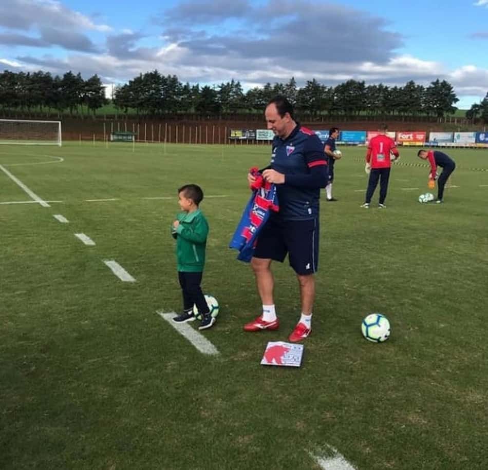 Rogério Ceni recebe a visita de Lorenzo, filho do ex-goleiro Danilo da Chape