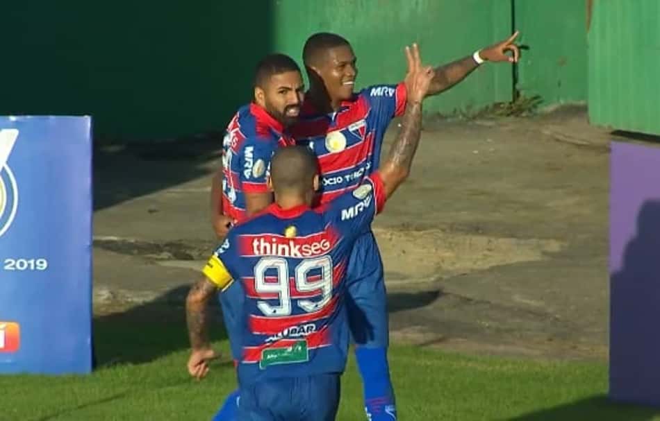 Marcinho marca dois, dá assistência e Fortaleza ganha de virada da Chape