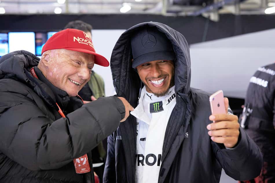 Hamilton comenta sobre como Lauda o convenceu a ir para a Mercedes