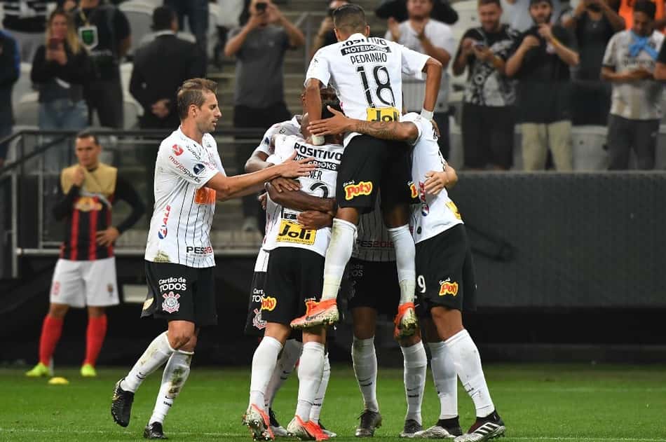 O Corinthians confirmou sua superioridade e venceu o Deportivo Lara nesta quinta-feira, na Arena, e ficou mais perto das oitavas da Sul-Americana. A vitória por 2 a 0 veio após gols de Vagner Love e Gustagol. Veja as notas do LANCE! (Por joaovitor@lancenet.com.br).
