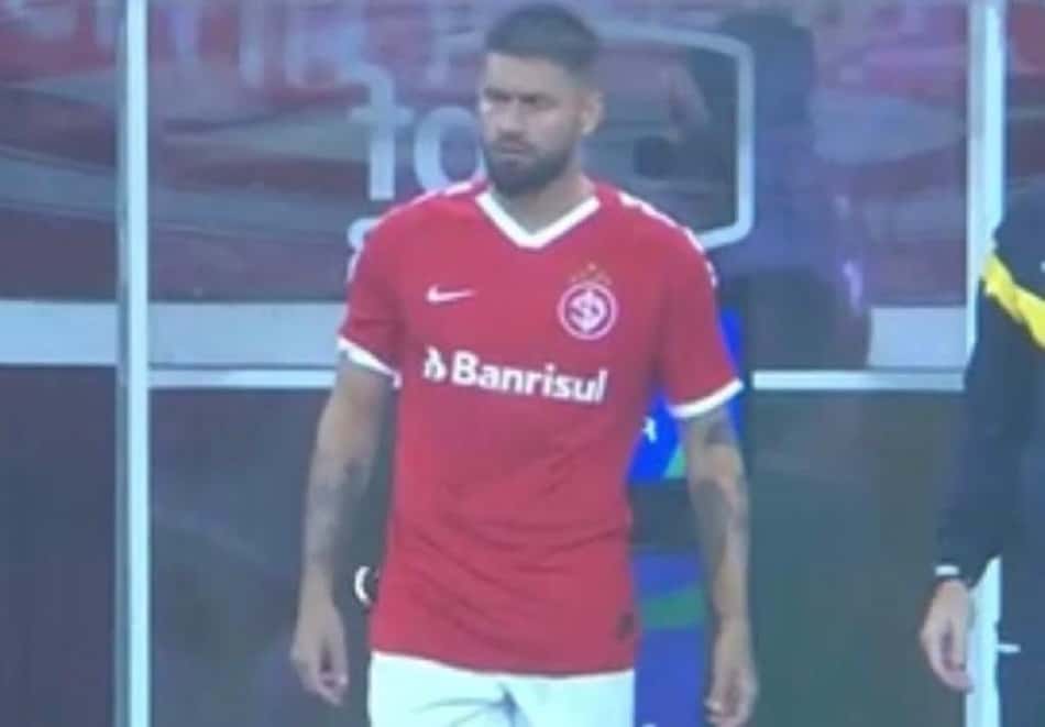Gafe em camisa de Rafael Sobis no Inter viraliza na internet