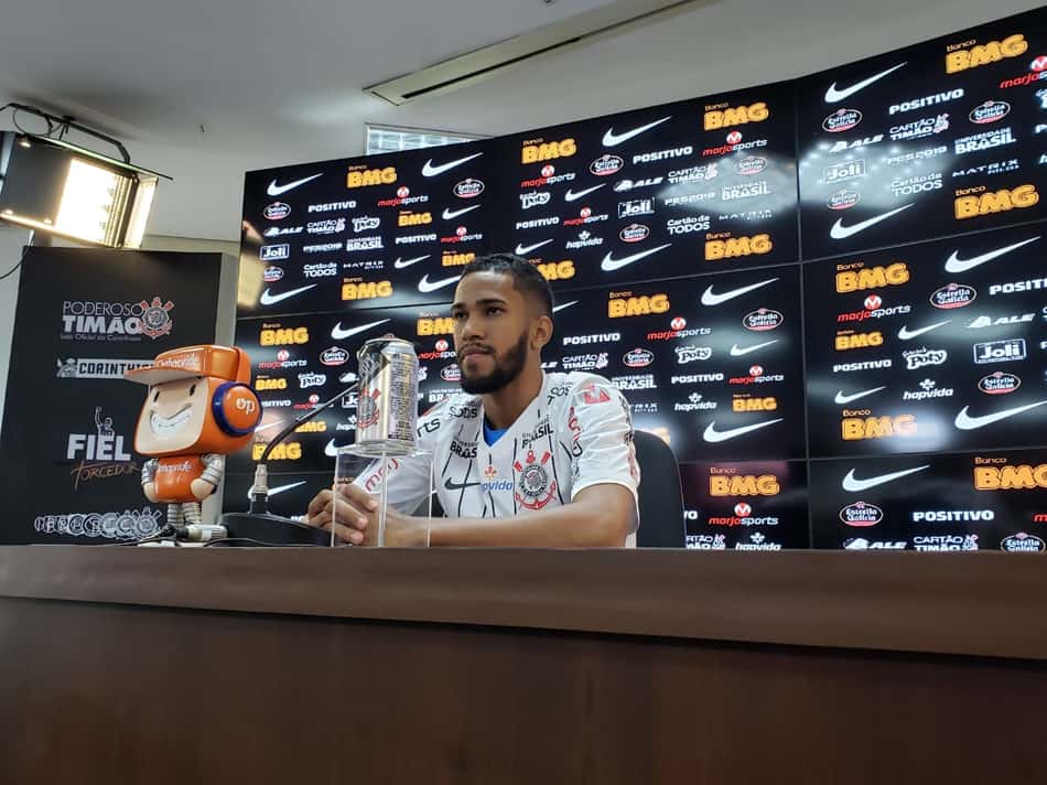 Atacante Everaldo é apresentado no Corinthians: 'Estou aqui para ajudar'