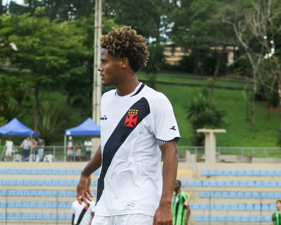 João Pedro admite nervosismo por estreia no time titular e diz: 'O lugar do Vasco é entre os quatro para cima'