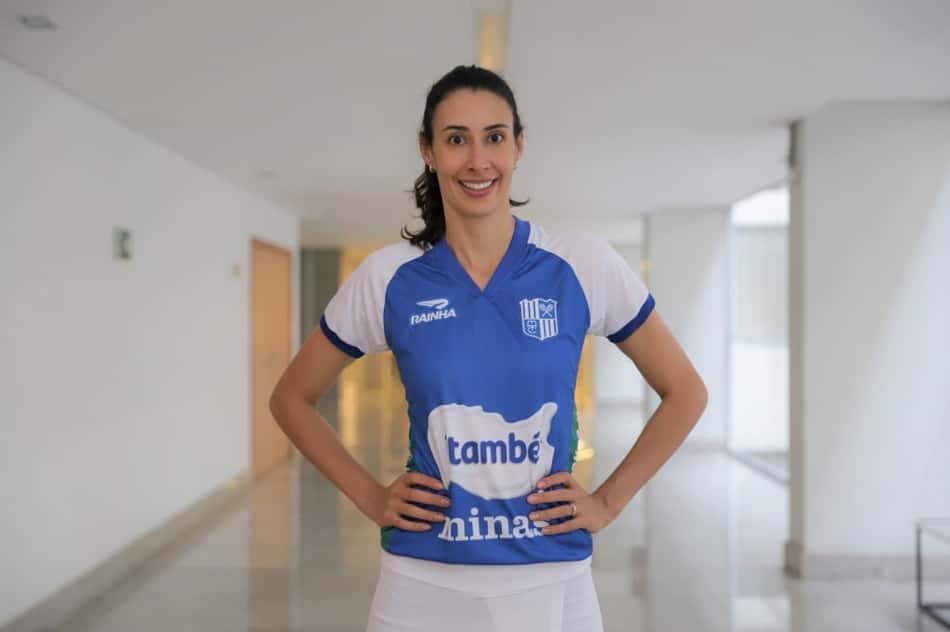 Sheilla veste a camisa do Minas