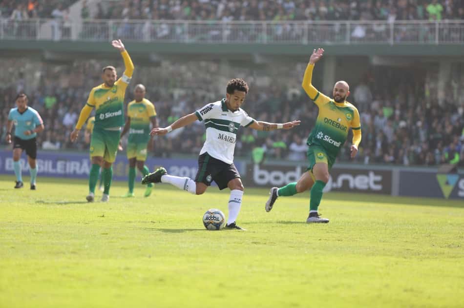 Na reestreia de Rafinha, Rodrigão decide e Coritiba derrota o Cuiabá
