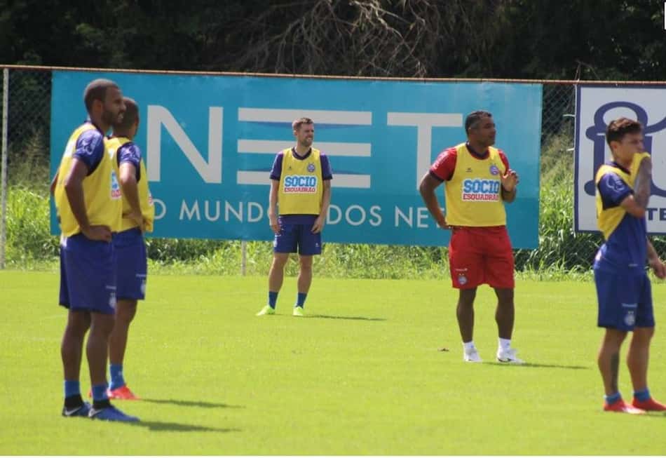 Torcida Organizada do Bahia marca presença no CT antes do treino da equipe