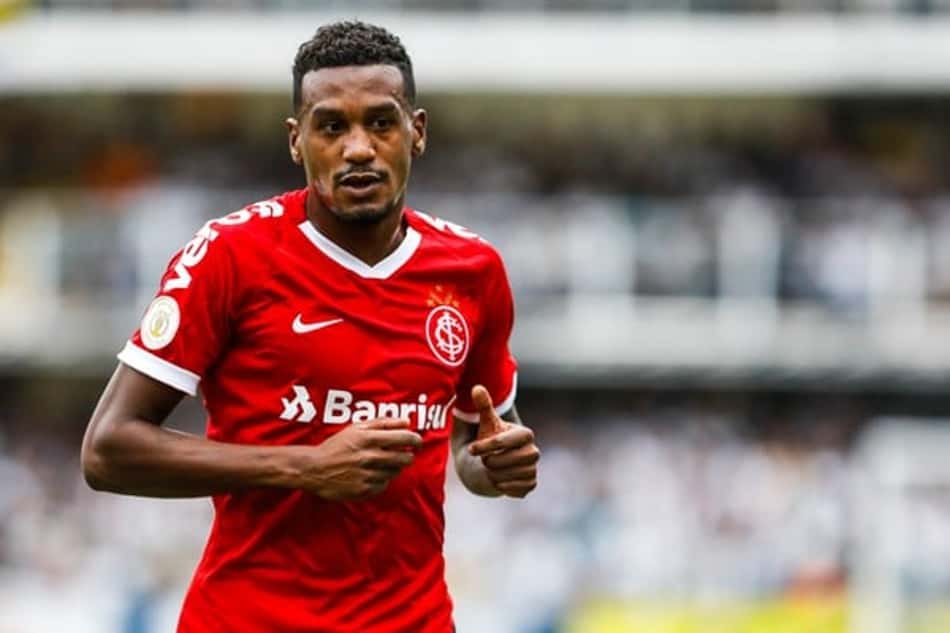 Destaque do Inter, Edenilson recebe oferta do futebol árabe