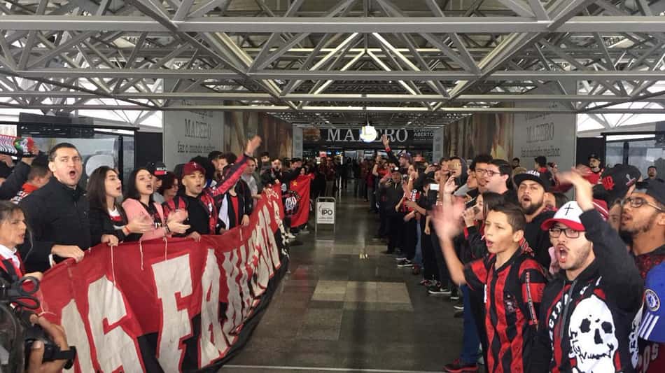 Torcida do Athletico marca presença em aeroporto antes de embarque para a final da Recopa