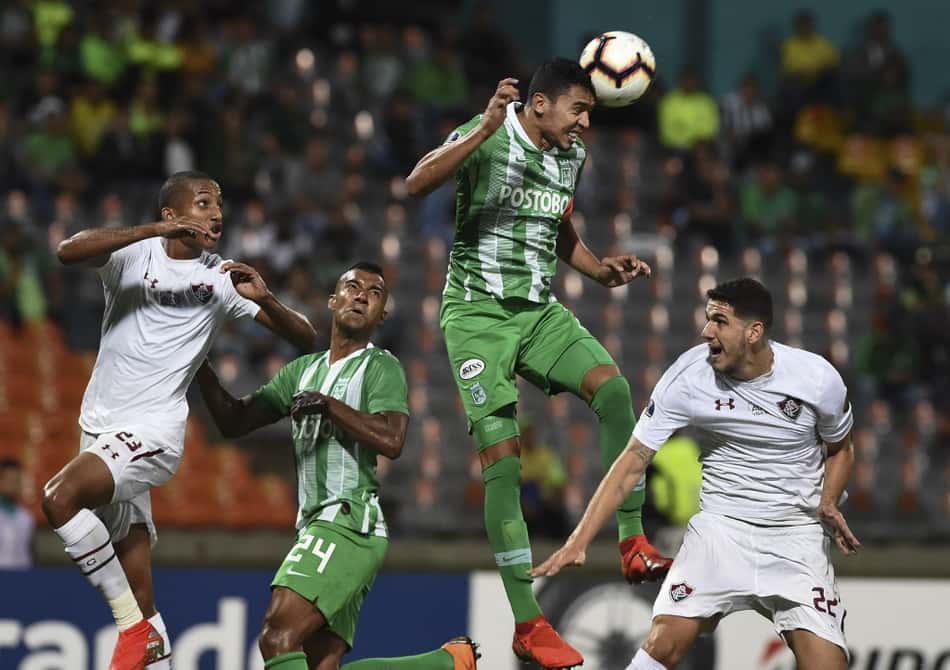 Flu não consegue impor o seu jogo, sofre, mas se classifica em Medellín
