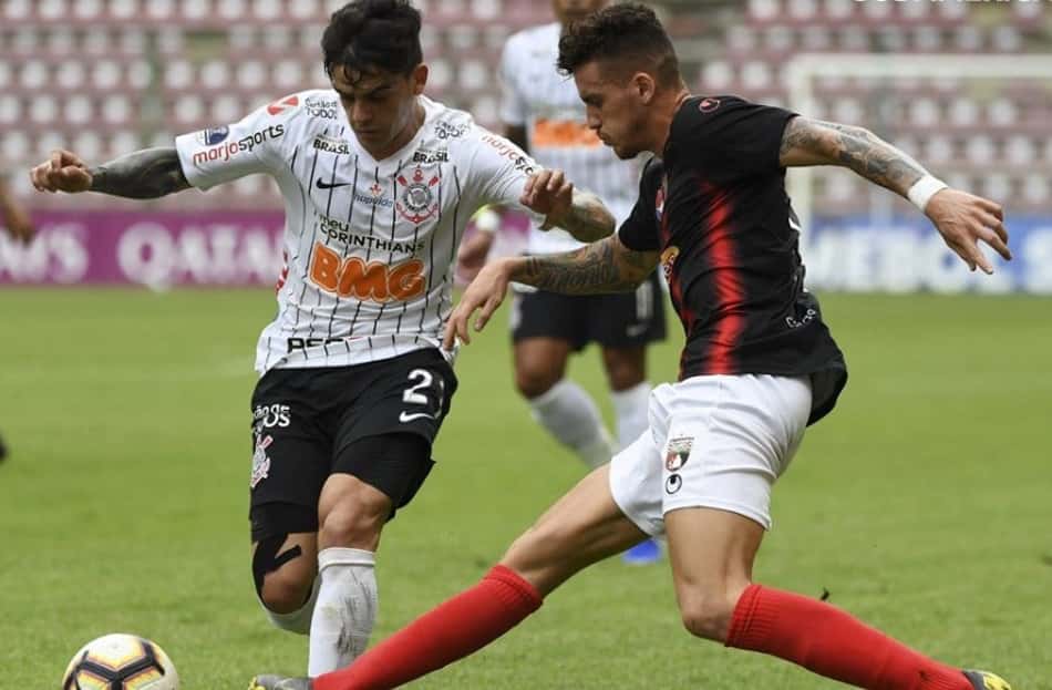O Corinthians voltou a vencer o Deportivo Lara por 2 a 0, desta vez na Venezuela, e está nas oitavas da Sul-Americana. O lateral Fagner voltou a ser destaque da equipe. Ele deu assistência para o gol de Sornoza e foi bastante acionado em campo (notas por Fernanda Teixeira) 