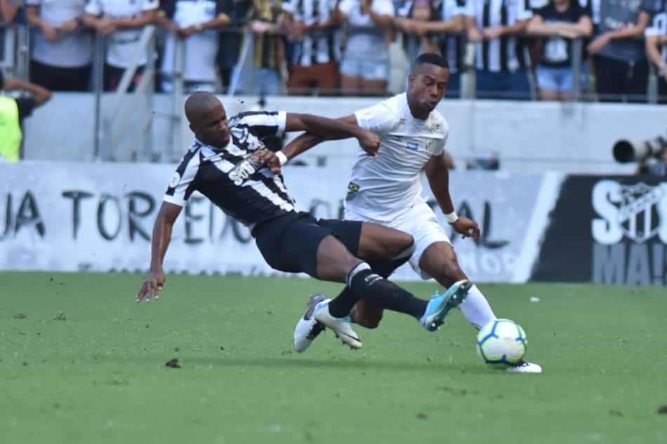 Tiago Galhardo pede desculpas ao torcedor do Ceará após derrota contra o Santos