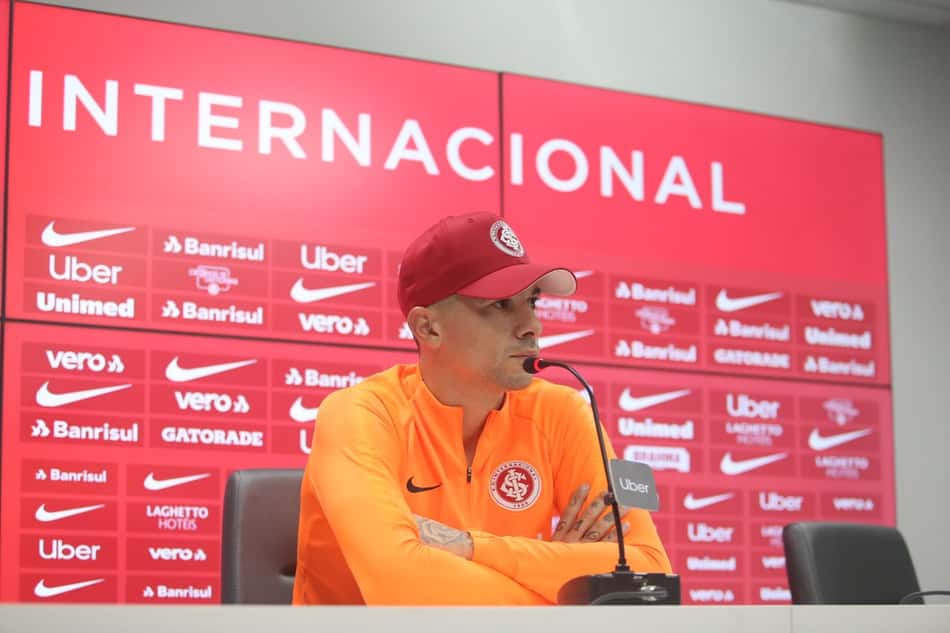 LANCE! Rápido: Botafogo faz proposta por Cuesta, estreia do Flamengo deve ser adiada e mais!
