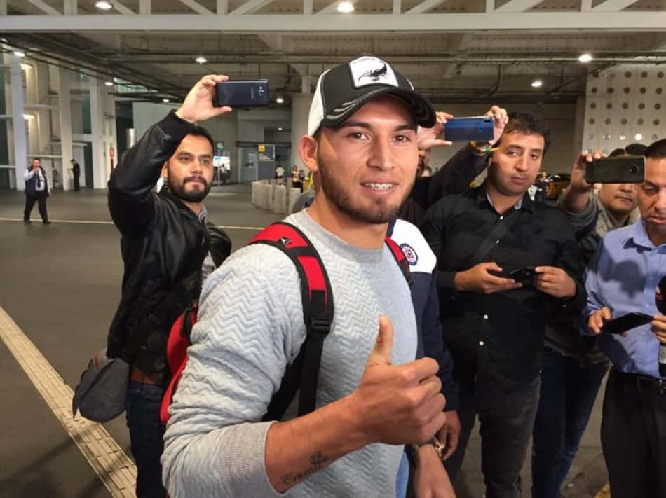 Zagueiro sul-americana desembarca no México para assinar com o Cruz Azul