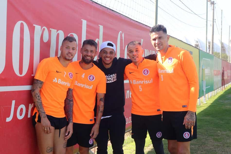Visita ilustre! Taison acompanha treino do Internacional