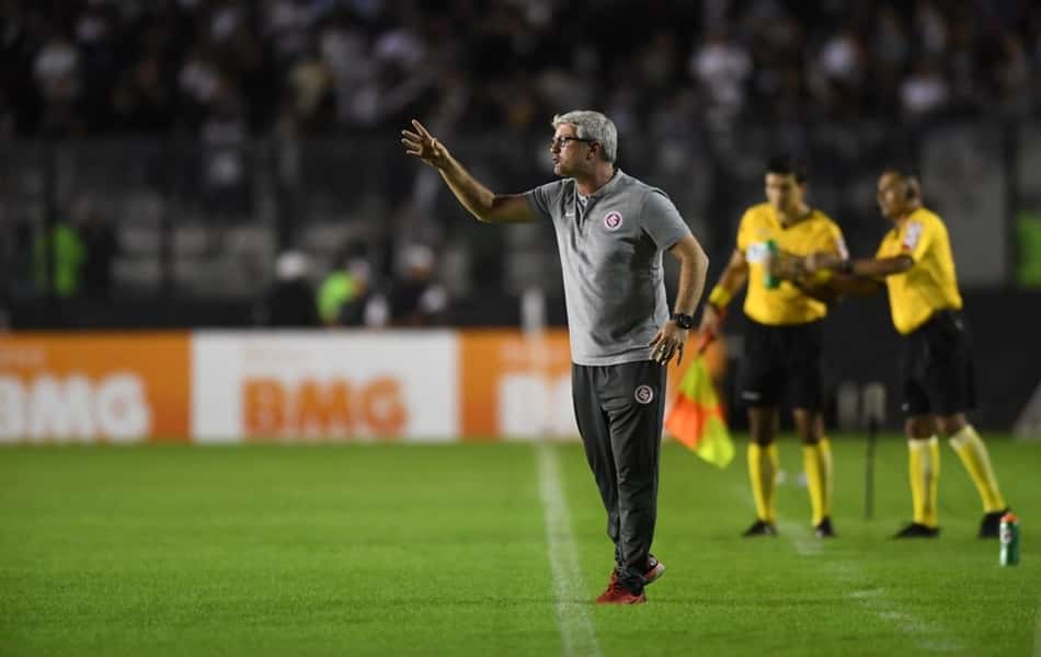Odair Hellmann critica a falta de atenção do sistema defensivo do Inter