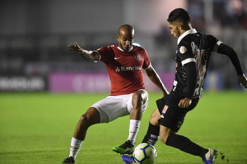 Na derrota do Inter para o Vasco, em São Januário, dois jogadores merecem menção positiva na equipe colorada: o zagueiro Emerson, autor do único gol da equipe, e Patrick, responsável principal pelo domínio no segundo tempo (notas por João Vitor Castanheira) <br>