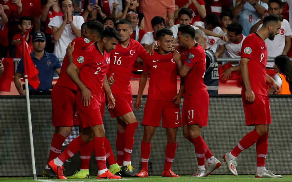 Em casa, Turquia bate França e lidera grupo nas Eliminatórias da Eurocopa