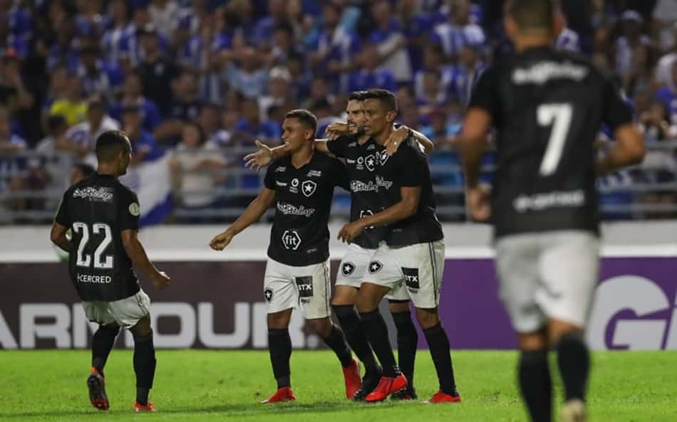 Vitória premia insistência do Botafogo, que se estabelece como melhor carioca no BR-19