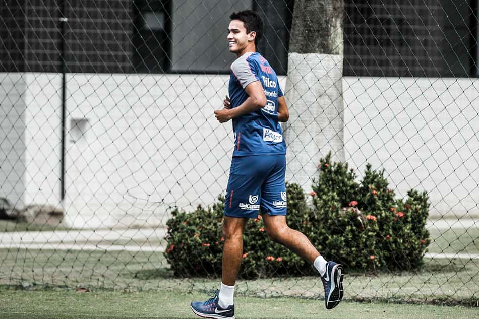 Athlético-PR oficializa contratação do zagueiro Felipe Aguilar, ex-Santos
