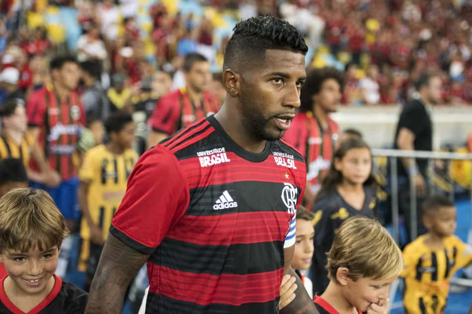 Internacional acerta a contratação do lateral Rodinei, do Flamengo