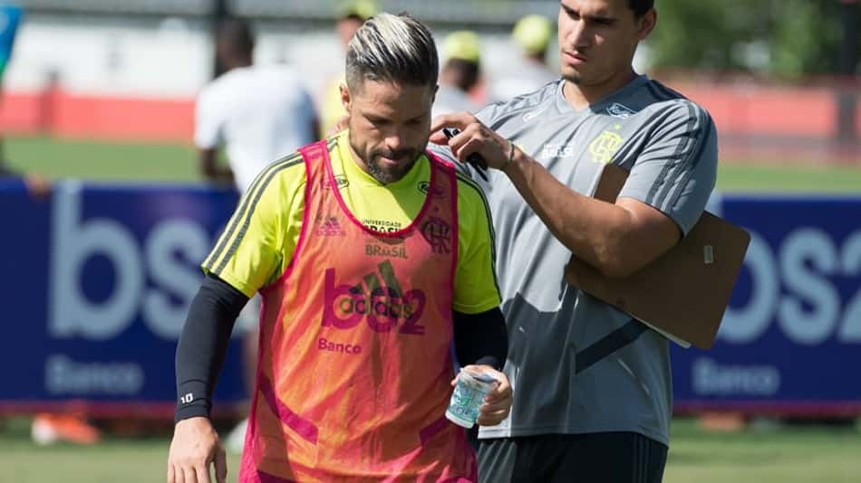 Após eliminação do Flamengo, Diego explica cobrança de pênalti no meio do gol: 'Treinei exatamente igual'