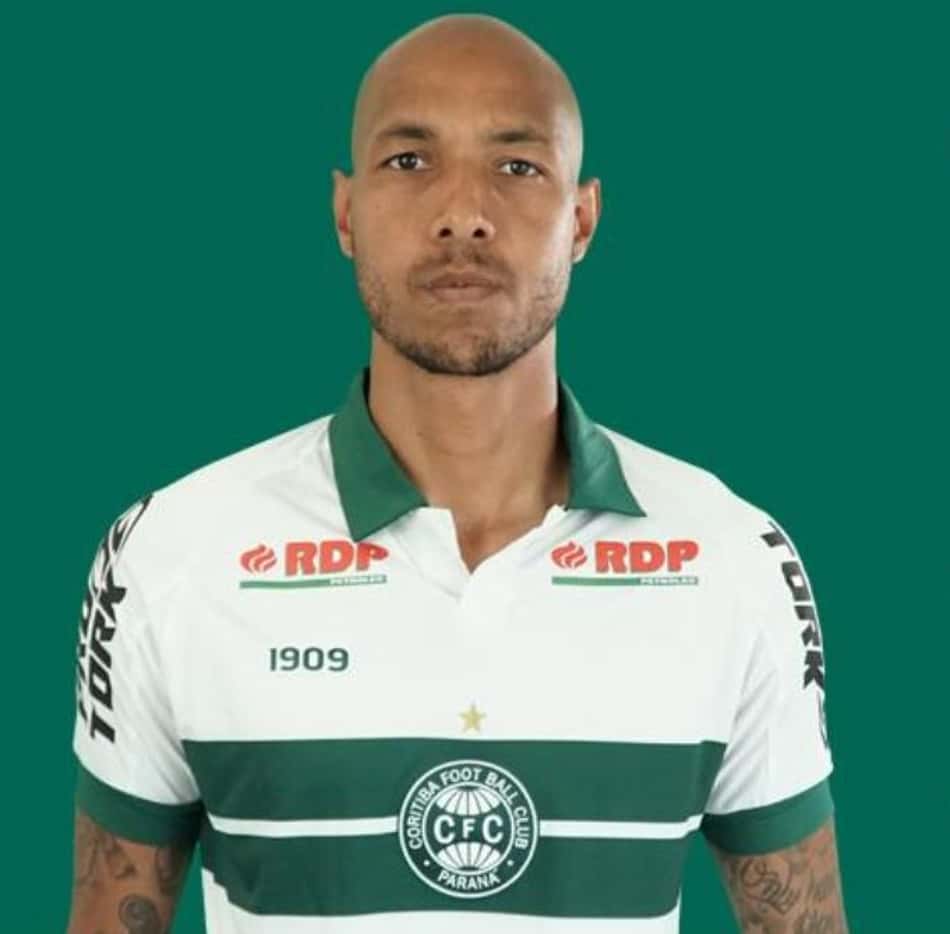 Após ato de indisciplina, Coritiba quer negociar o zagueiro Alan Costa