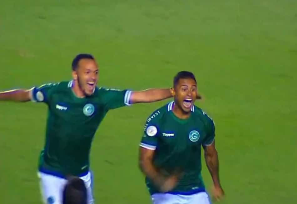 Goiás vence o Athletico-PR no Serra Dourada e fica a um ponto do G4