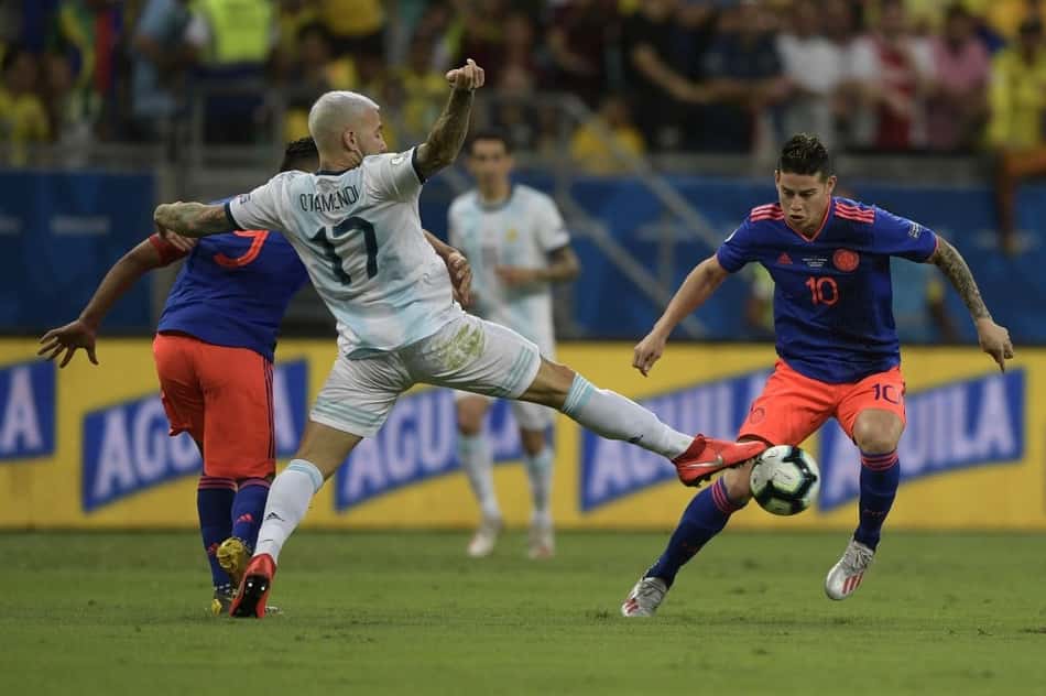 A Argentina perdeu por 2 a 0 para a Colômbia, na noite deste sábado, em Salvador, pelo Grupo B da Copa América. O time argentino mostrou sérios problemas coletivos, cometendo muitos erros e despejando todas as expectativas na individualidade de Messi (notas por Fernanda Teixeira) 